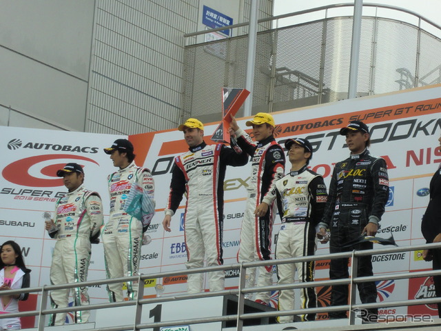 GT300の表彰式。優勝は平中克幸(中央右)&ビルドハイム(同左)。