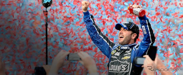 勝利を祝うジミー・ジョンソン