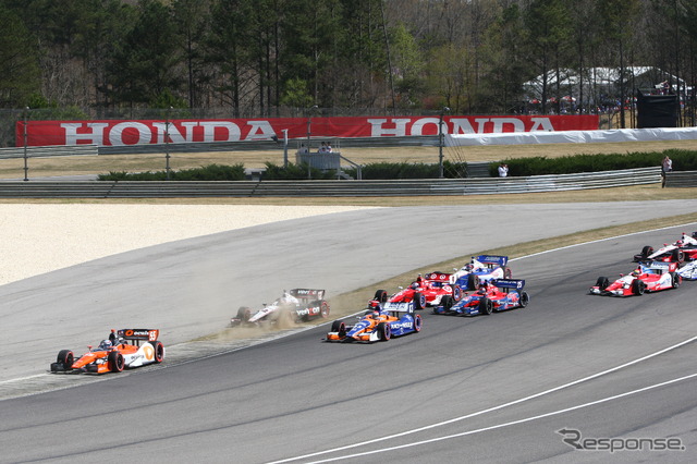 2013年インディカー・シリーズ第2戦アラバマの決勝レースシーン。写真:Indycar