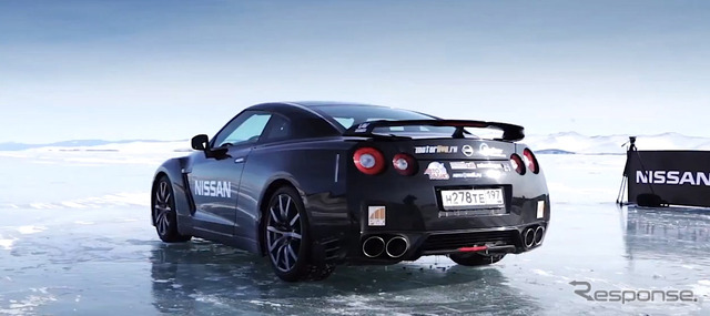 ロシアのバイカル湖で行われた日産 GT-R の氷上最高速チャレンジで294.8km/hを計測