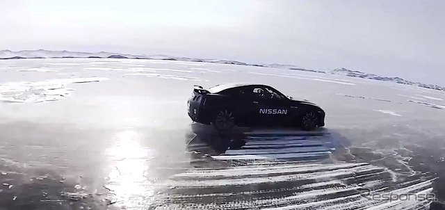 ロシアのバイカル湖で行われた日産 GT-R の氷上最高速チャレンジで294.8km/hを計測