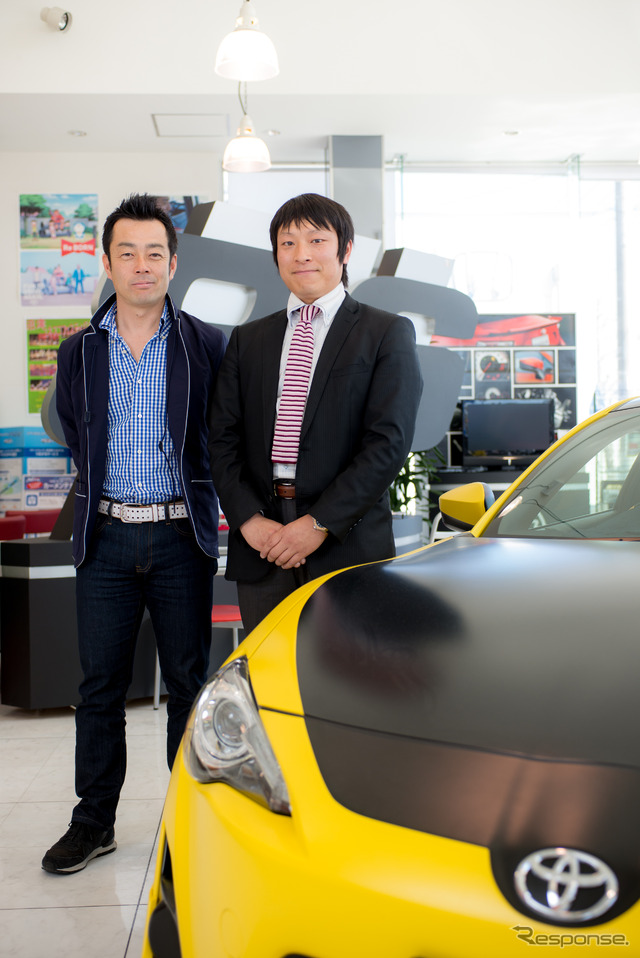 モータージャーナリストの河口学氏(左)と岡村さん
