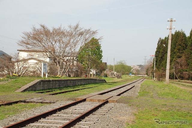 今も残っている南部縦貫鉄道の線路。ここをレールバスが走る
