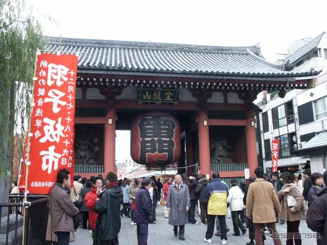 銀座線終点の浅草駅付近にある浅草寺雷門。