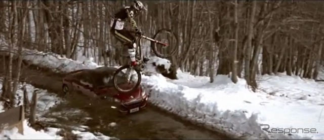 ダウンヒルで対決するプジョーRCZとMTB