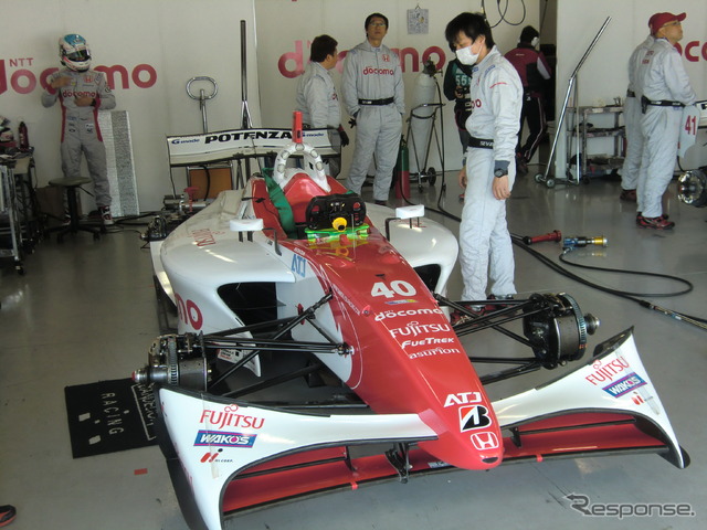 記念すべきスーパーフォーミュラ初戦のポールを獲得した伊沢拓也(左奥)。