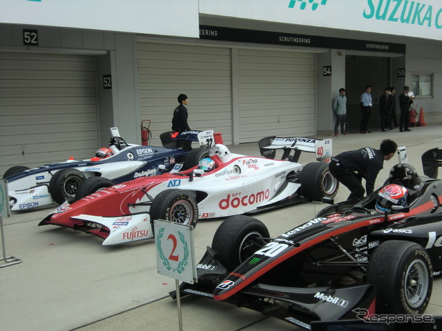 レース後のパルクフェルメ。右手前から2位の松田、優勝の伊沢、3位の小暮の各車。