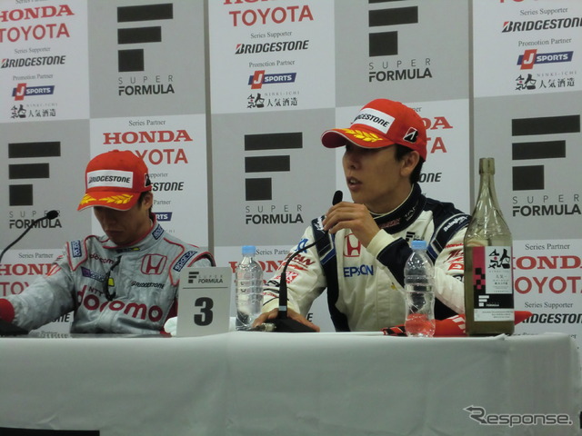 決勝3位の小暮卓史。左は優勝の伊沢拓也。
