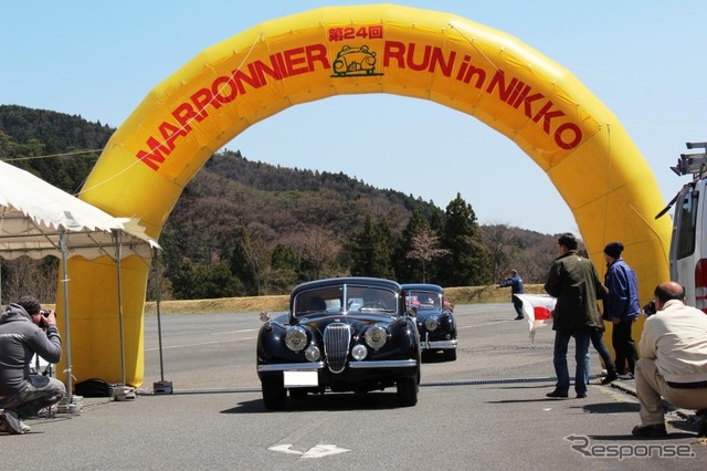 スタートするジャガーXK120
