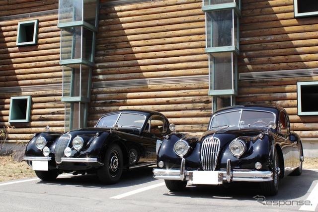 ジャガーXK120(左)とXK140(右)