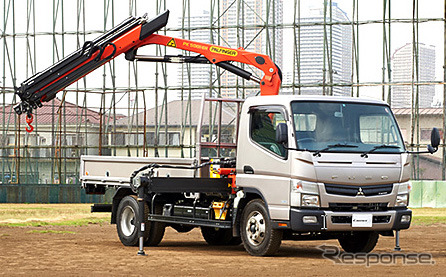 パルフィンガー製ナックルブームクレーンを搭載した小型トラック「キャンター」(撮影用特別仕様車)