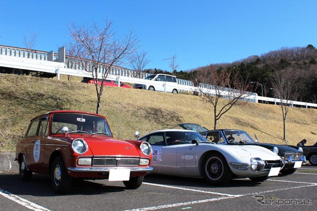 トヨタ・パブリカ800(左)とトヨタ・2000GT(右)