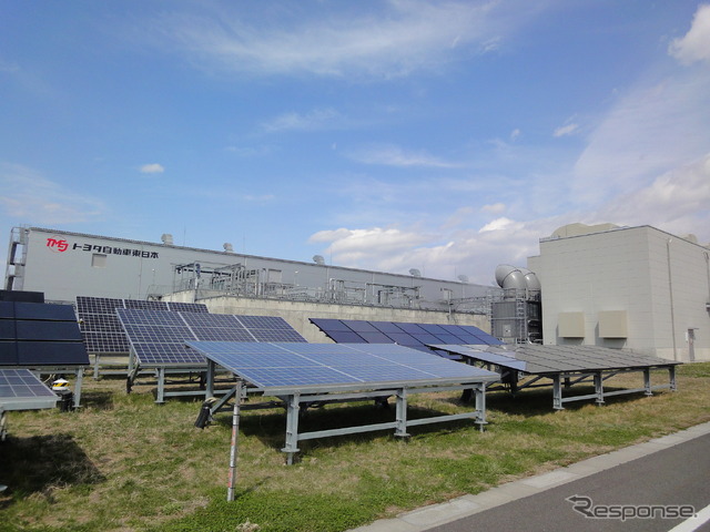 F-グリッドのコージェネ（右）と太陽光発電装置