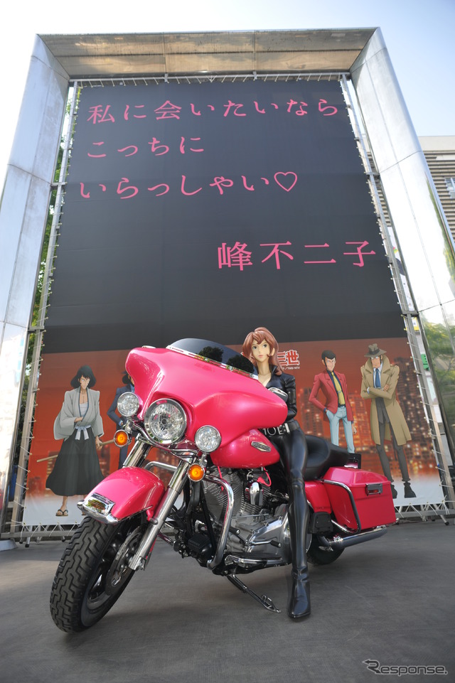 新宿駅東口前に展示されたバイク王「峰不二子」等身大フィギアとオリジナルバイク・ハーレーダビッドソンFLHT（18日・新宿3丁目）