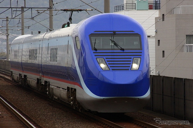 予讃線で試運転を行なうフリーゲージトレイン（2013年4月）　