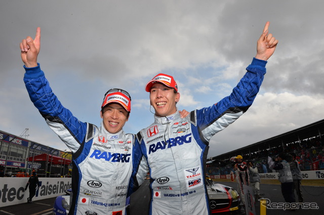 GT500の開幕ウイナーは、ホンダの伊沢拓也(左)&小暮卓史。写真:GTA