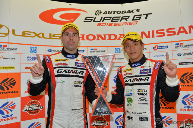 GT300開幕ウイナーは、ビヨン・ビルドハイム(左)と平中克幸のコンビ。写真:GTA