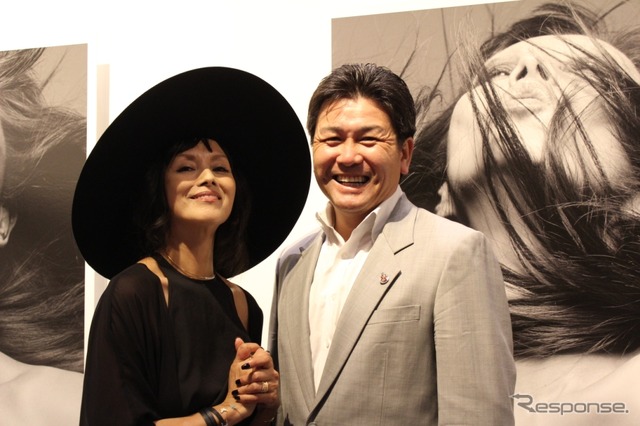 歌手・女優の夏木マリ氏（左）とゼネラルモーターズ・ジャパン代表取締役社長の石井澄人氏（右）