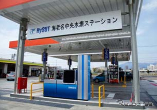 水素充填機（手前）とガソリン計量機（奥）の設置状況