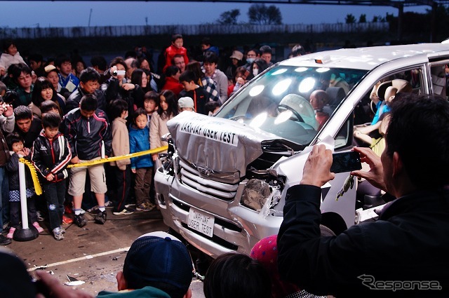 20日に日本自動車研究所(JARI)で行われた衝突試験。一般の立場で試験を見ることができるのは年に1回、この日のみ。