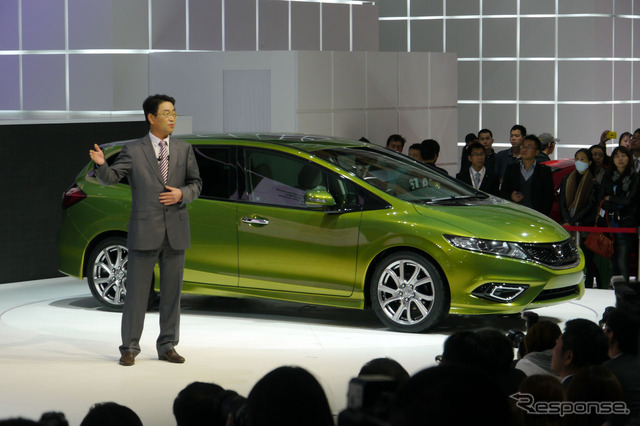 『JADE』を披露する東風本田汽車有限公司 総経理の水野泰英氏