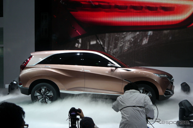回転台に乗って回転し始めた「Acura Concept SUV-X」