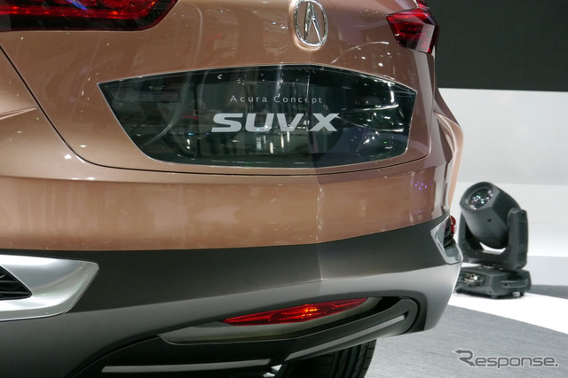 「Acura Concept_SUV-X」のバックゲートに掘られた透かし彫りのロゴマーク