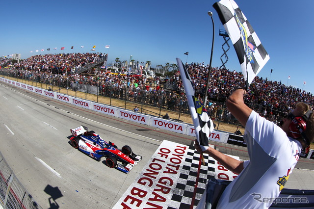待望のトップチェッカーを受ける佐藤琢磨。写真:IndyCar