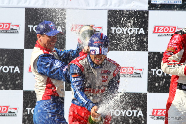 インディカー初優勝を達成した佐藤琢磨、歓喜のシャンパンファイト。写真:IndyCar