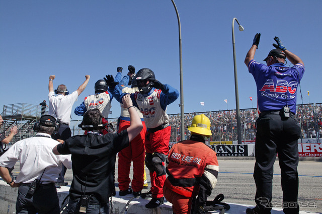 佐藤琢磨のピットクルーも歓喜。写真:IndyCar