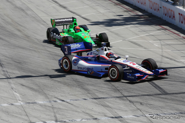 エリオ・カストロネベス(手前)は今回10位だったが、ポイントリーダーの座を守った。写真:IndyCar