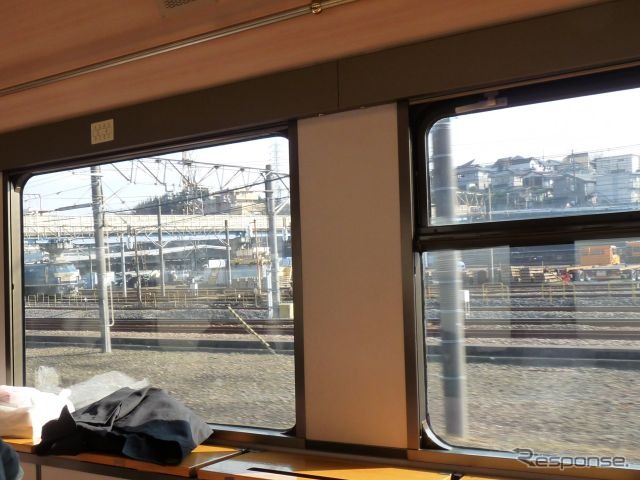 鉄道マニア向けに運転された貨物線探訪ツアー列車の窓から見た横浜羽沢駅。ここで羽沢貨物線と相鉄・JR直通線が合流する。