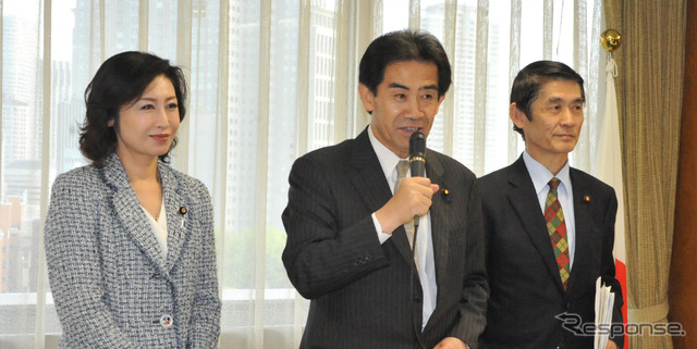 自民党オートバイ議連、逢沢一郎会長(中)今村雅弘幹事長(右)、三原じゅん子事務局長(左)