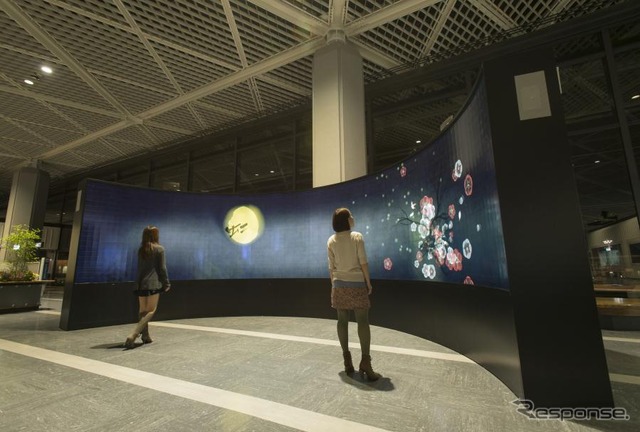 成田空港、385インチのデジタルサイネージでアート作品を紹介