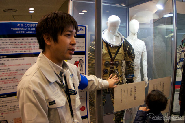 JAXAが開発している宇宙服展示の説明