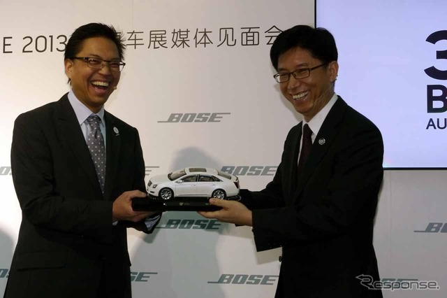 記念品の交換を行った上海GM・ゼネラルディレクターのケビン・チェン氏(右)とBOSEオートモティブ システムズ事業部マーケティング ダイレクタージョン・マー氏(左)