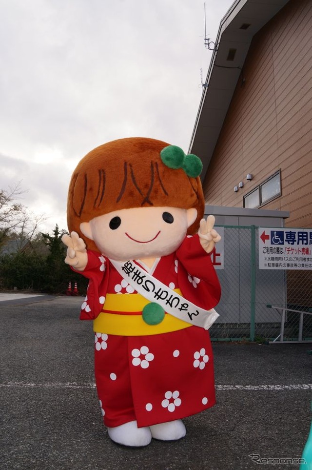 『YAMANAKAKO NO KABA 2』のお披露目会に、山中湖のご当地ゆるキャラ“姫まりもちゃん”も駆けつけた