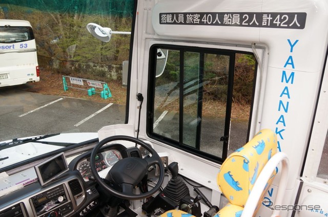 ドライバーは、バスを運転するための運転免許証に加えて、船舶免許を取得している