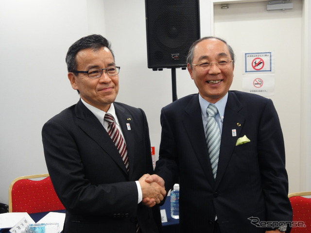 日野 市橋副社長(左)と白井社長