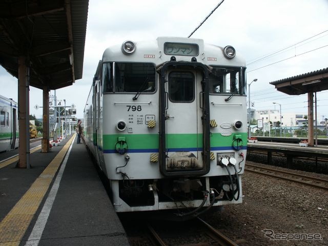 木古内駅で発車を待つ江差行き普通列車。