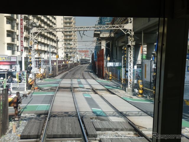 京成電鉄押上線の第3号踏切（手前）と第4号踏切（奥）。4月27日終列車後に第2号踏切と写真の第3号踏切が廃止される。