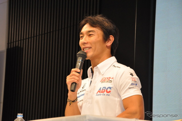 インディカー日本人初勝利の佐藤琢磨選手凱旋会見（ホンダ青山本社）