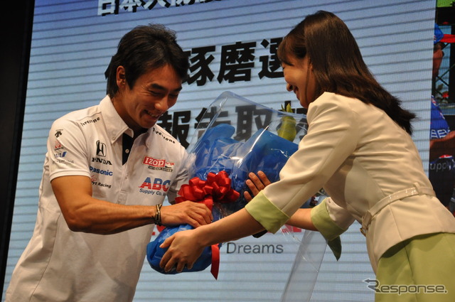 インディカー日本人初勝利の佐藤琢磨選手凱旋会見（ホンダ青山本社）