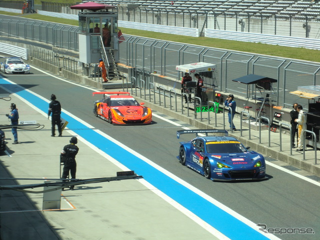 GT300のポール争いは、スバルBRZ(手前)が制した。