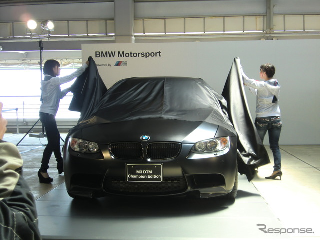 アンベールされるBMW M3クーペ DTM Champion Edition。