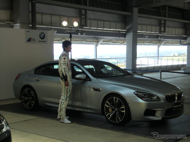 SUPER GTのレース会場で日本初お披露目となったBMW M6グラン クーペ。脇に立つ谷口信輝は、BMW Z4で2011年にGT300王者となった経歴も持つ。
