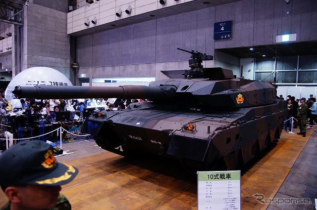 今年の目玉は防衛省ブースに持ち込まれた本物の戦車。