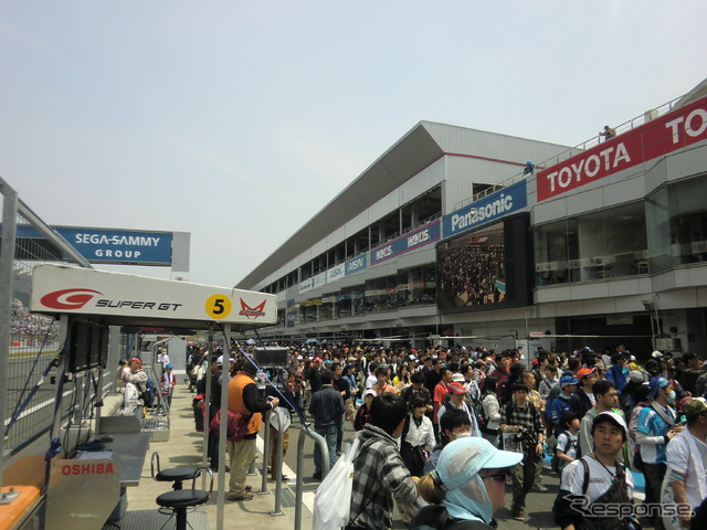 決勝日も多くの観衆が集まったSUPER GT第2戦富士。