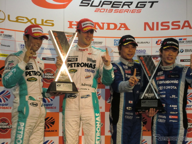 レクサス/トヨタが第2戦富士を完全制圧。左からGT500優勝の中嶋一貴、J.ロシター、GT300優勝の新田守男、嵯峨宏紀。