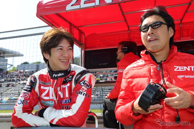 決勝2位のセルモチーム、立川祐路(左)と高木虎之介監督。写真:TOYOTA